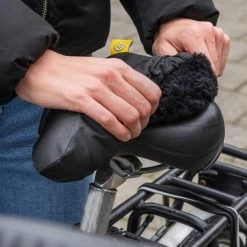 Sunny Bum Zadelhoes, Fietszadel Dames En Heren, Waterdicht En Comfortabel, Incl. Fietsslot En Veiligheidskabel, Dubbelzijdig Zadel Met Schapenvacht 16 Sunny Bum Zadelhoes, Fietszadel Dames En Heren, Waterdicht En Comfortabel, Incl. Fietsslot En Veiligheidskabel, Dubbelzijdig Zadel Met Schapenvacht -Fiets Serie Winkel 1200x1200 1167