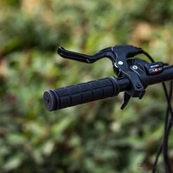 Merkloos ESTARK® - Fietshandvatten - Handvatten - Universeel - Fiets – Mountainbike – Professioneel - Grips - Extra Grip – Fietshandvaten -Handvaten - Handig Te Monteren - Anti-slip – Fietsen – Stuur – Bikegrips – Stevig - Rubber Zwart - (R-zwa) -Fiets Serie Winkel 1200x1200 1202