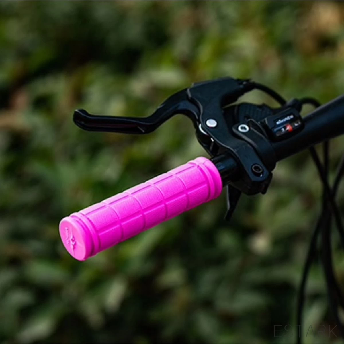 Merkloos ESTARK® - Fietshandvatten - Handvatten - Universeel - Fiets – Mountainbike – Professioneel - Grips - Extra Grip – Fietshandvaten -Handvaten - Handig Te Monteren - Anti-slip – Fietsen – Stuur – Bikegrips – Stevig - Rubber Roze - (R-roze) 2 Merkloos ESTARK® - Fietshandvatten - Handvatten - Universeel - Fiets – Mountainbike – Professioneel - Grips - Extra Grip – Fietshandvaten -Handvaten - Handig Te Monteren - Anti-slip – Fietsen – Stuur – Bikegrips – Stevig - Rubber Roze - (R-roze) - Afbeelding 2
