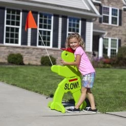 Victor Veilig Met Rode Waarschuwingsvlag - Verkeersmaatje / Verkeerspop In Fluoriserend Groen - Pas Op Spelende Kinderen Waarschuwingsbord Kid Alert -Fiets Serie Winkel 1200x1200 686