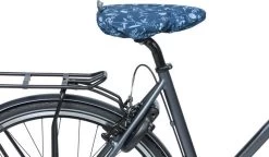 Basil Wanderlust Zadelhoes - Blauw - One Size -Fiets Serie Winkel 1200x702