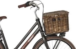 Fastrider Sera Rotan Fietsmand - Bruin - 26L - Handgemaakt - Met Klep -Fiets Serie Winkel 1200x774 3