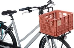 Basil Fietskrat M - Medium - 29.5 Liter - Rood -Fiets Serie Winkel 1200x787