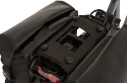 AGU Dubbele Fietstas Shelter - Zwart - 42L - Waterdicht - MIK Compatible 18 AGU Dubbele Fietstas Shelter - Zwart - 42L - Waterdicht - MIK Compatible -Fiets Serie Winkel 1200x794 18