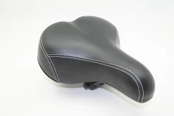 Benson Comfort Fietszadel Zwart -Fiets Serie Winkel 1200x800 202