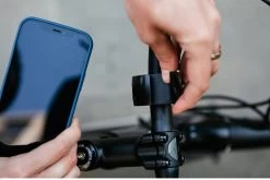 The Loop Mount Twist - Telefoonhouder Fiets - Fietshouder Voor Smartphones - Uniek Minimalistisch Design - Compact - Draaibaar - Zwart - Eenvoudige Montage - Werkt Met Ieder Telefoonhoesje - Voor Stuurmaat 22,2 Mm Tot 31,8 Mm -Fiets Serie Winkel 1200x800 324