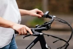The Loop Mount Twist - Telefoonhouder Fiets - Fietshouder Voor Smartphones - Uniek Minimalistisch Design - Compact - Draaibaar - Zwart - Eenvoudige Montage - Werkt Met Ieder Telefoonhoesje - Voor Stuurmaat 22,2 Mm Tot 31,8 Mm -Fiets Serie Winkel 1200x800 326