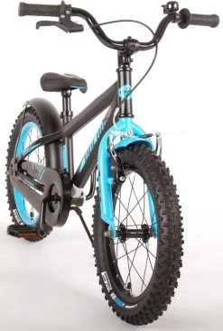 Volare Rocky Kinderfiets - 16 Inch - Zwart Blauw - 95% Afgemonteerd - Prime Collection 21 Volare Rocky Kinderfiets - 16 Inch - Zwart Blauw - 95% Afgemonteerd - Prime Collection -Fiets Serie Winkel 808x1200 4